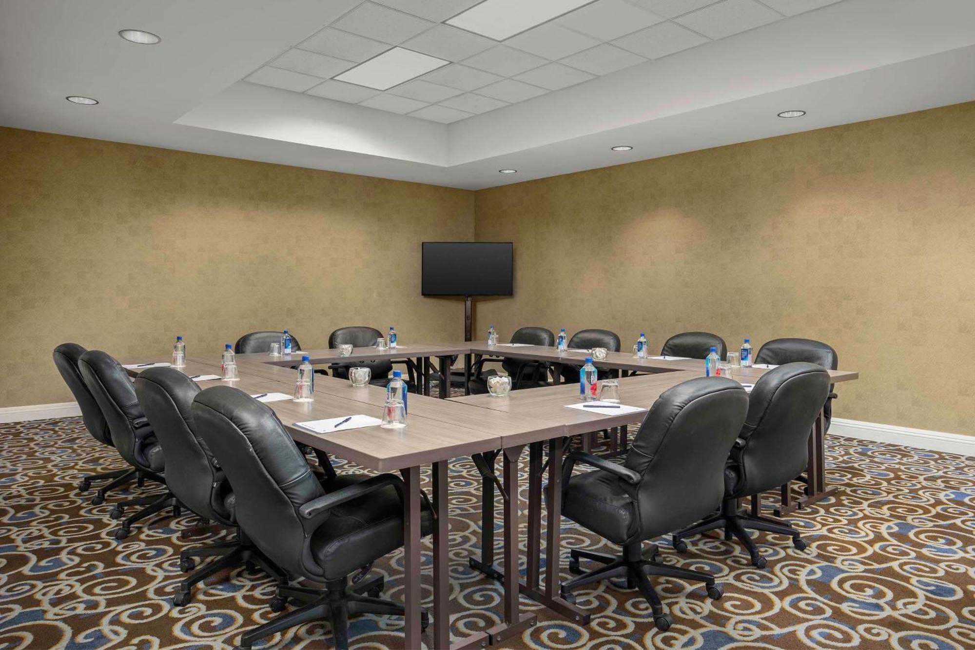 Отель Doubletree By Hilton Chicago O'Hare Airport-Розмонт Экстерьер фото