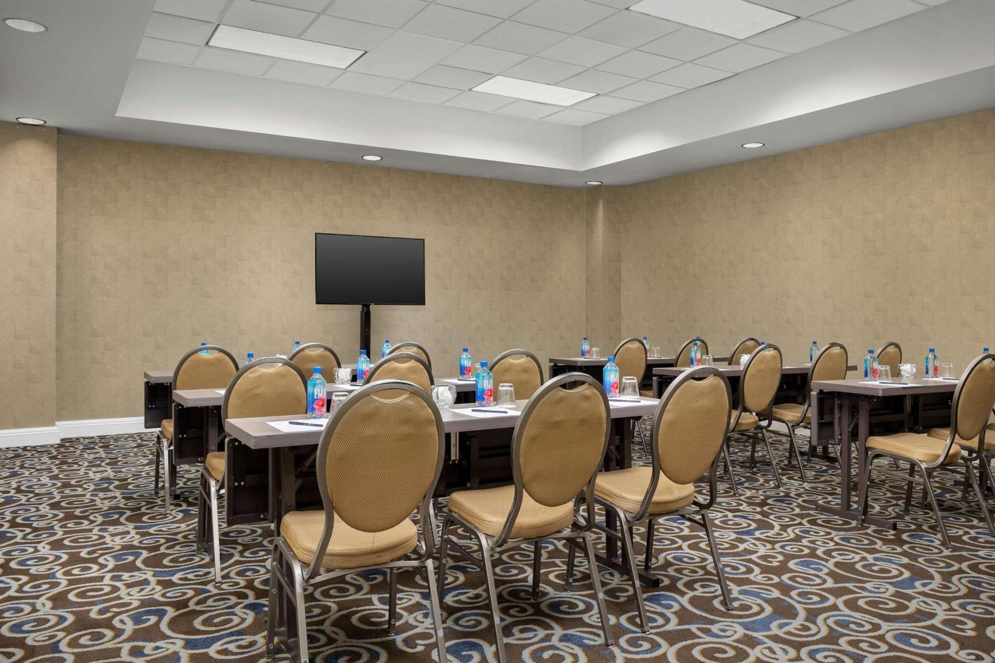 Отель Doubletree By Hilton Chicago O'Hare Airport-Розмонт Экстерьер фото